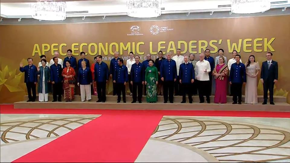 thiet-ke-dac-biet-tren-trang-phuc-danh-tang-cac-nha-lanh-dao-apec-2