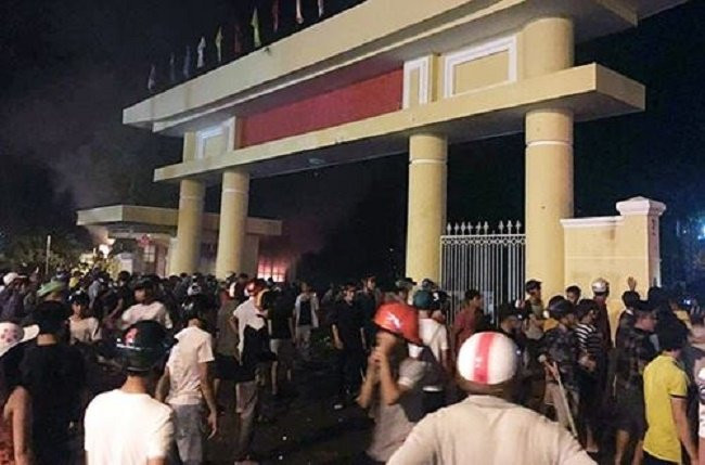 nhieu-nguoi-qua-khich-dap-pha-tru-so-ubnd-tinh-binh-thuan.3.thumbnail_720_475 3