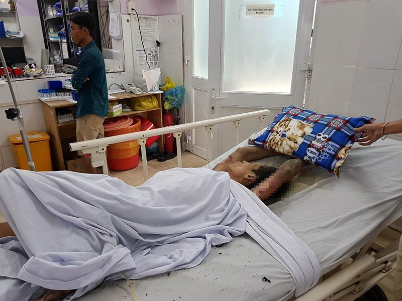 1-canh-sat-va-2-nguoi-bi-thuong-vu-ngao-da-nhot-ban-gai-dot-phong-tro-1