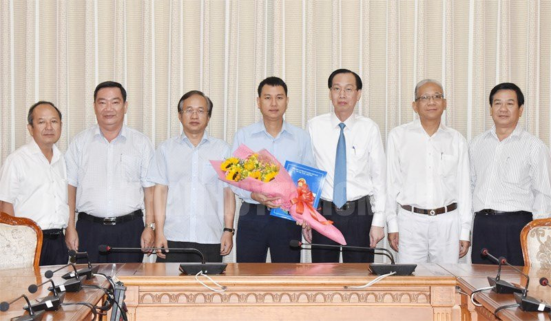 nguyen-bach-hoang-phung-nhan-cong-tac