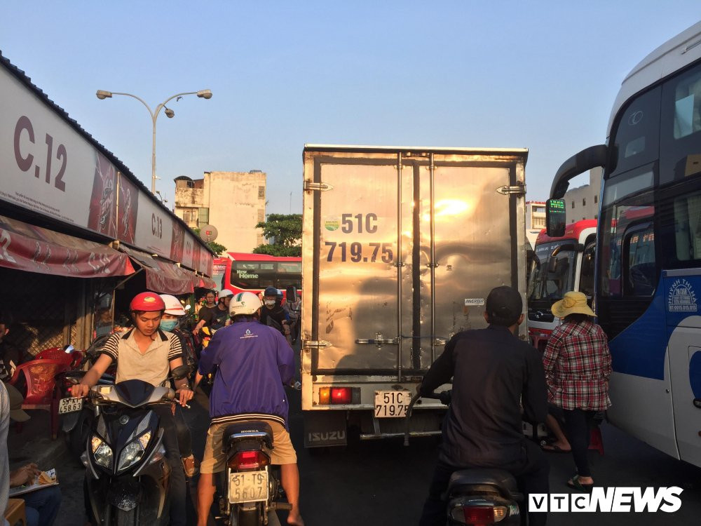 ket-cung-trong-ben-xe-dip-le