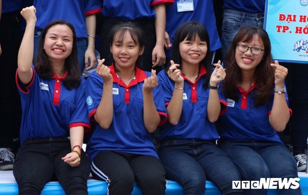 sinh-vien-tinh-nguyen-tiep-suc-mua-thi