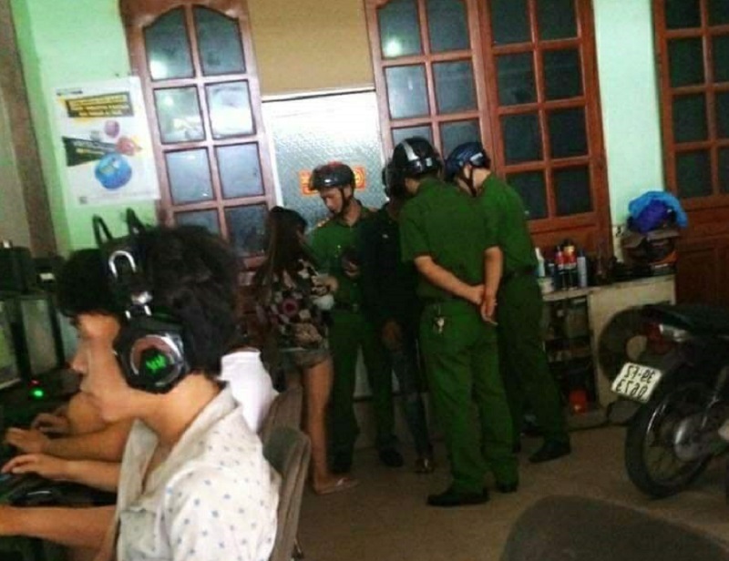 cong-an-tam-giu-doi-nam-nu