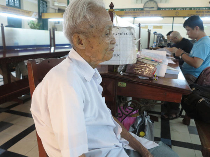 cu-ong-89-tuoi-gan-30-nam-dap-xe-di-viet-thu-thue-o-buu-dien-sai-gon-2 4