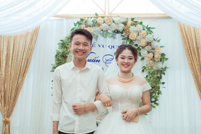 co dau ha trang va em trai