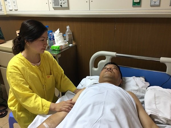 thieu-nu-dam-canh-sat-co-dong-gay-xuong-chan1534240186