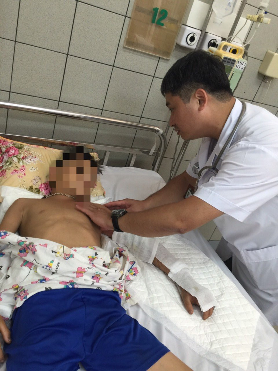 bs_Nam_dnag_tham_kham_cho_benh_nhi