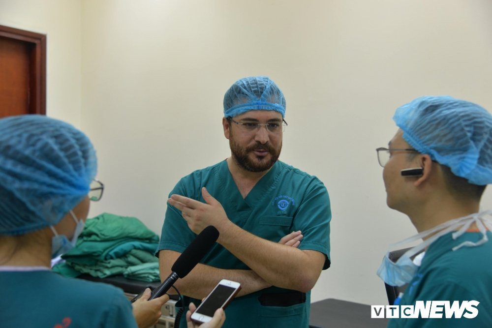 bac si nuoc ngoai tra loi pv