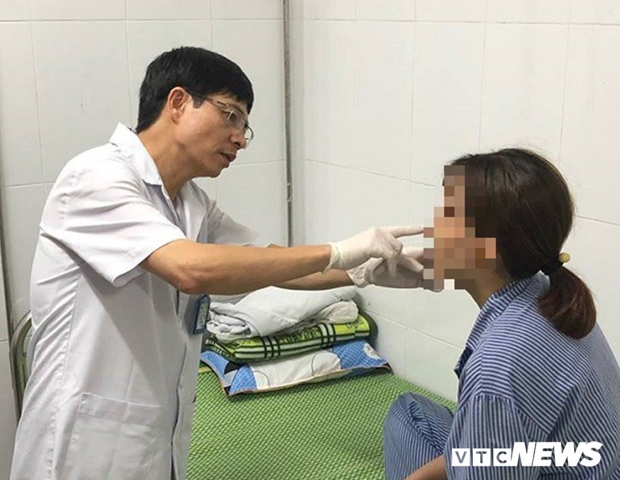 bac si tham kham lai cho benh nhan 3