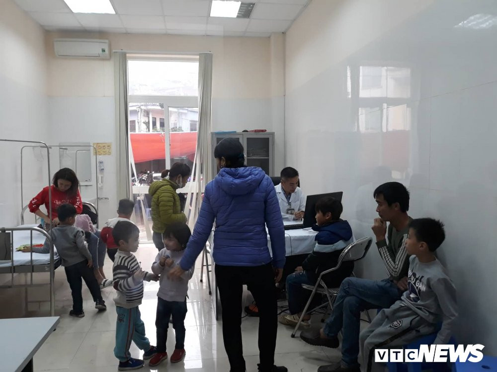 phu huynh dua con vao kham