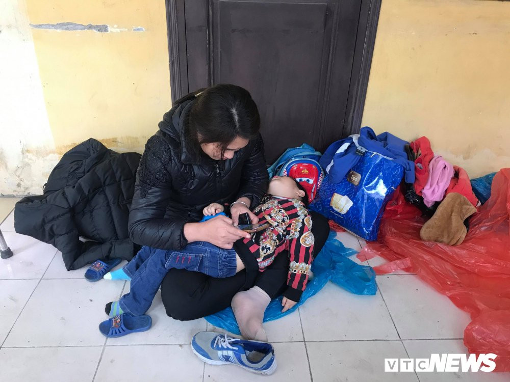 tre ngu vat tren tay me 10