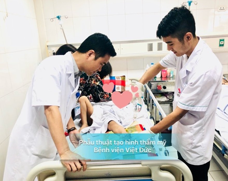 benh nhi bi nap ong xa xe may cat dut hai ngon chan