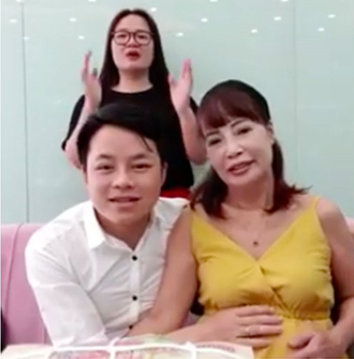 co dau 62 tuoi va chong