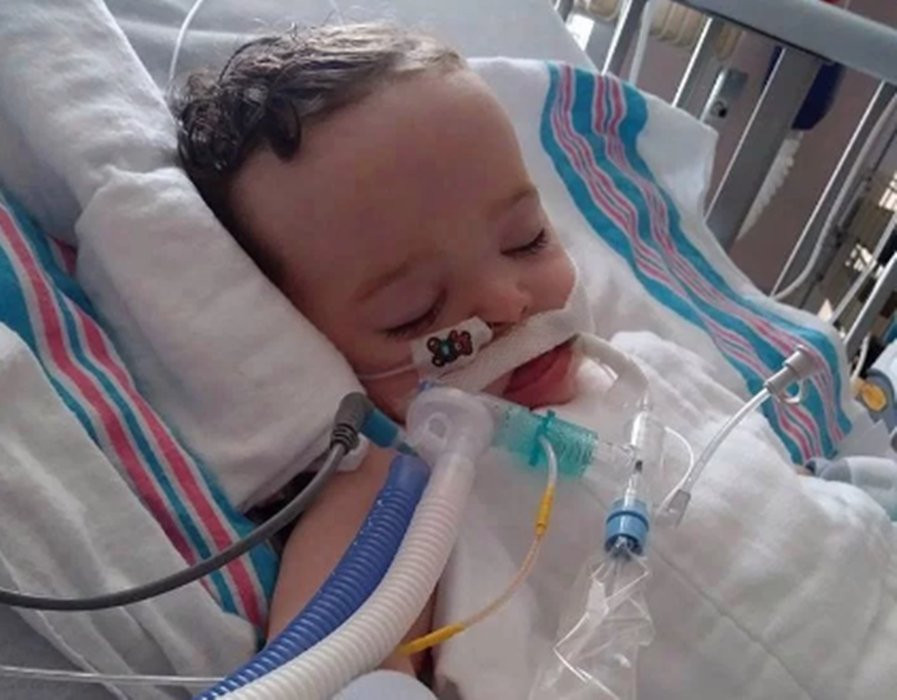 be trai nguy kich do nuot phai vien thuoc tay quan ao