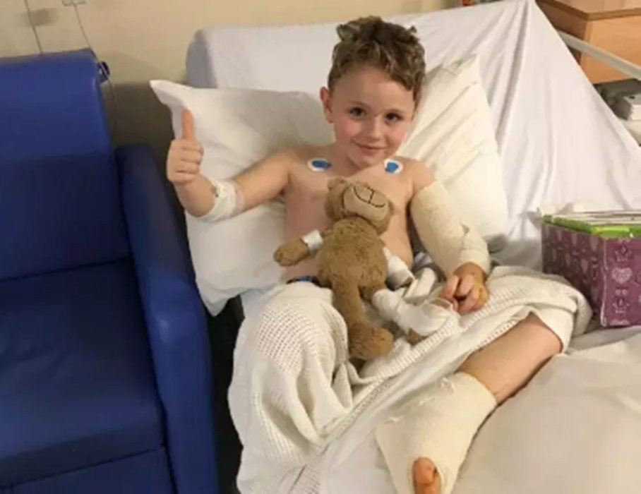 be trai 6 tuoi bi cho can