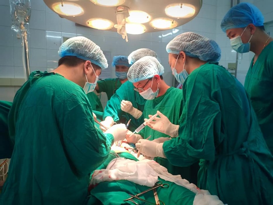 kip mo phau thuat cho benh nhan bi keo dam vao nguc