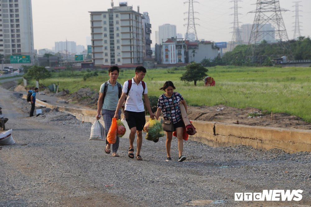 nhieu nguoi phai di bo 10