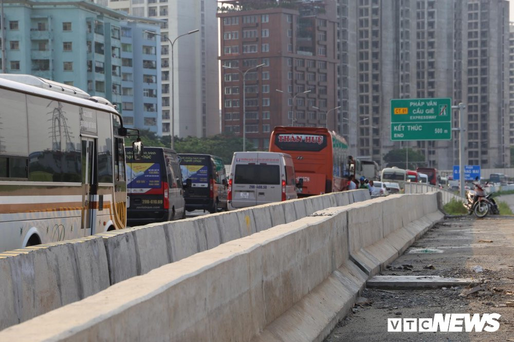 o to tra khach giua duong 7