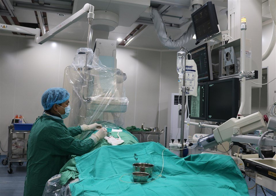 can thiep nut dong mach lach