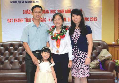 Nga Nhi bên gia đình tại lễ tuyên dương sau Cuộc thi toán học trẻ quốc tế CIMC 2015 tại Trung Quốc.
