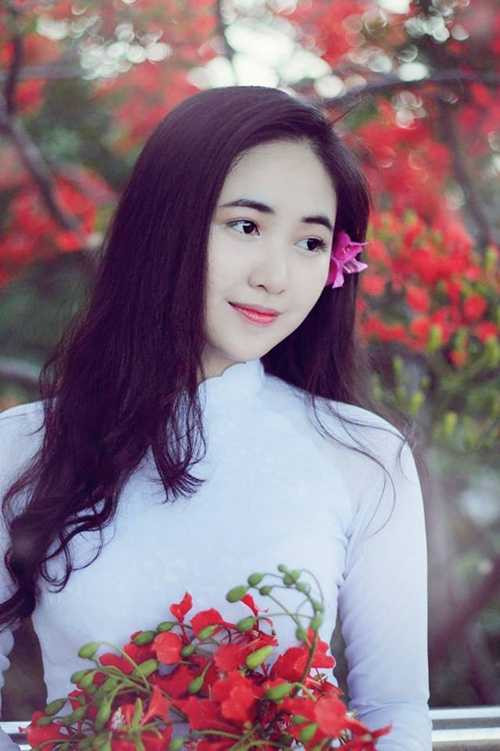 Tĩnh Võ là gương mặt hot teen được nhiều bạn trẻ Đà Nẵng biết đến bởi gương mặt xinh xắn, chiếc răng khểnh đáng yêu. Cô bạn là học sinh trường THPT Nguyễn Trãi. Tính Võ từng tham gia các cuộc thi dành cho học sinh như: Nét đẹp học sinh, sinh viên, Miss Áo dài… Cô nàng còn có nhiều tài lẻ như: hát dân ca, vẽ tranh, aerobic, có võ...