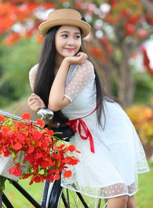 Tam Triều Dâng là một hot girl có tiếng không chỉ bởi vẻ xinh đẹp mà còn tài năng qua nhiều vai diễn trong các bộ phim. Cô nàng vừa kết thúc quãng đời học sinh dưới mái trường THPT Vạn Hạnh TP HCM. Thời gian qua, Tam Triều Dâng 