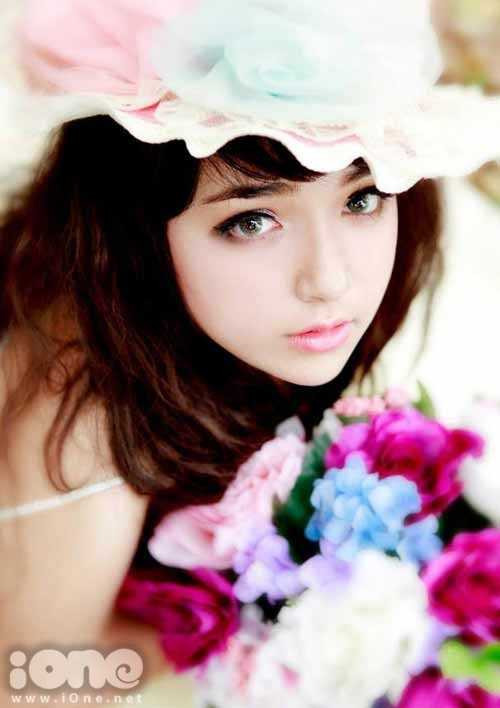 Trinh Tây vừa kết thúc thời áo trắng của mình dưới mái trường THPT Nguyễn Bỉnh Khiêm, Hà Nội. Từ năm 2013, cô nàng được nhiều người biết đến bởi vẻ đẹp lai hai dòng máu Israel (bố) - Việt Nam. 2 năm trở lại đây, Trinh Tây rất ít tham gia các hoạt động cùng bạn trẻ mà dành toàn bộ thời gian cho học tập.