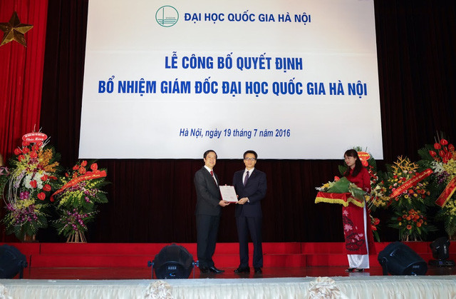 Phó Thủ tướng Vũ Đức Đam trao quyết định bổ nhiệm Giám đốc ĐH Quốc gia HN tới PGS.TS Nguyễn Kim Sơn