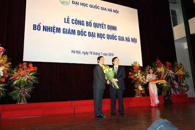 Bộ trưởng Bộ GD&ĐT Phùng Xuân Nhạ tặng hoa Tân Giám đốc ĐH Quốc gia HN Nguyễn Kim Sơn