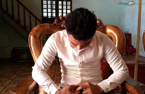 Nguyễn Sỹ Hùng kể lại việc làm bài thi. Ảnh: Hải Bình.