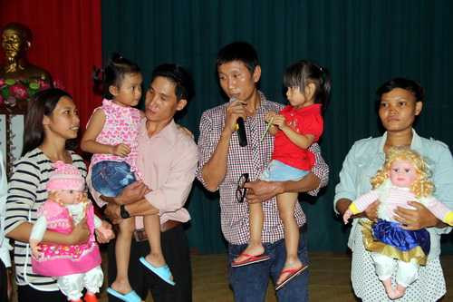 Trước giây phút trao trả hai bé, anh Tuấn (cầm micro) bất ngờ tuyên bố không chấp nhận do bệnh viện hỗ trợ không thỏa đáng. Ảnh: Phước Tuấn