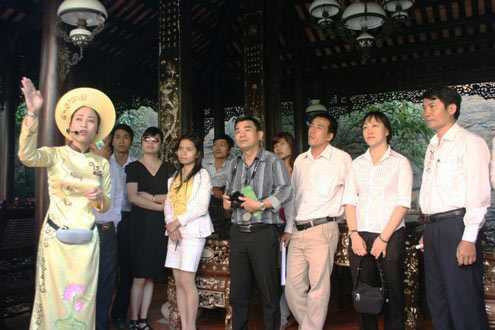 huong_dan_vien_du_lich-1