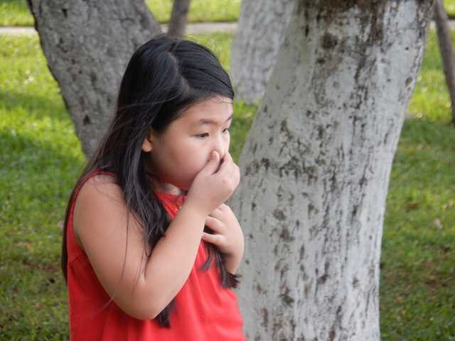 ...thấy cá chết quá nhiều và mùi hôi thối, em nhỏ không chịu mùi được liền bịt mũi, chạy vào nhà, không vui chơi trong công viên như mỗi ngày. Ảnh: Đức Hoàng