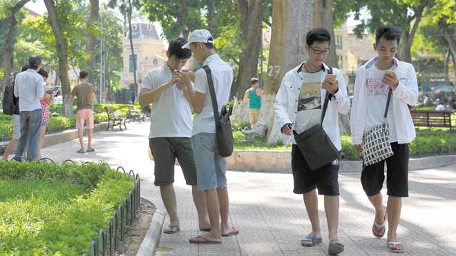 Pokémon Go đang ám giới trẻ. Ảnh: Xuân Tùng.