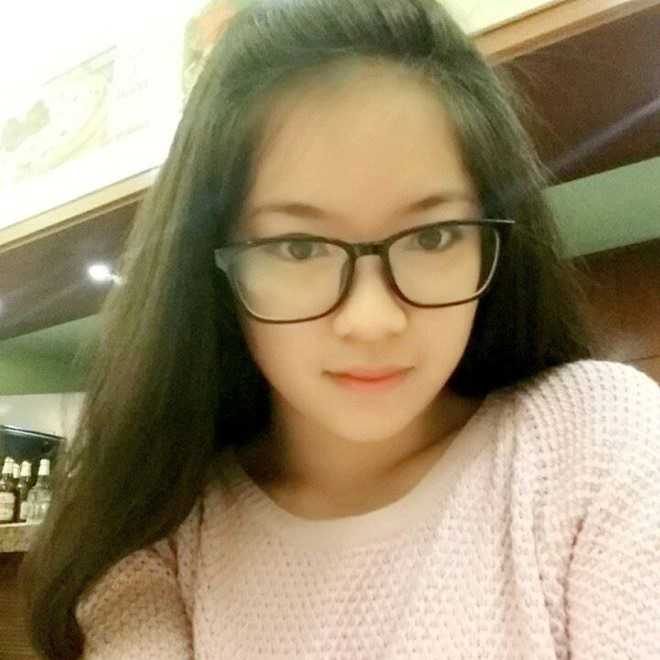 Co gai xinh dep bi quay len khi dang khoc trong phong hoc hinh anh 2