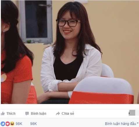 Co gai xinh dep bi quay len khi dang khoc trong phong hoc hinh anh 1