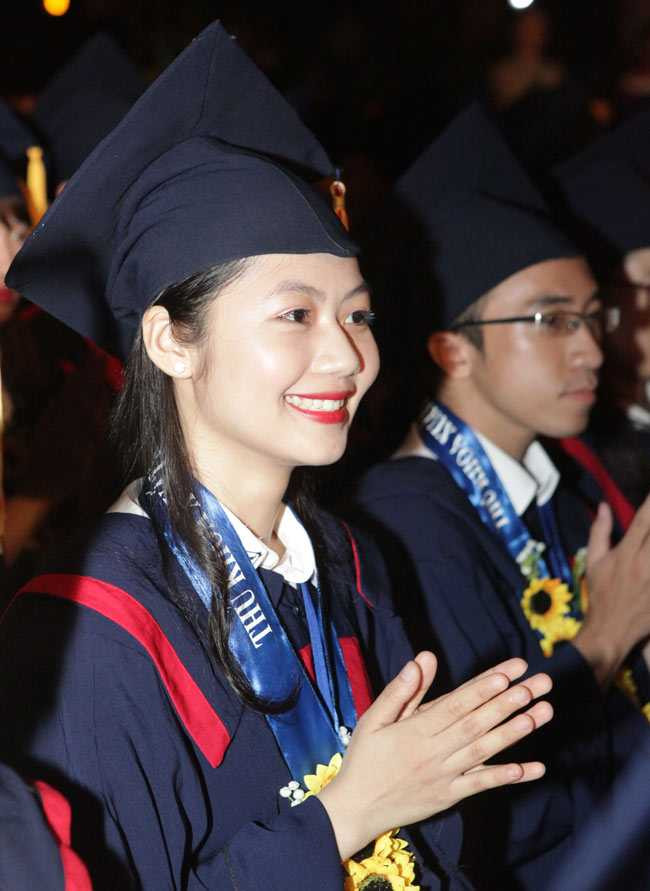 nhan sac xinh dep cua cac nu thu khoa duoc vinh danh hinh anh 4