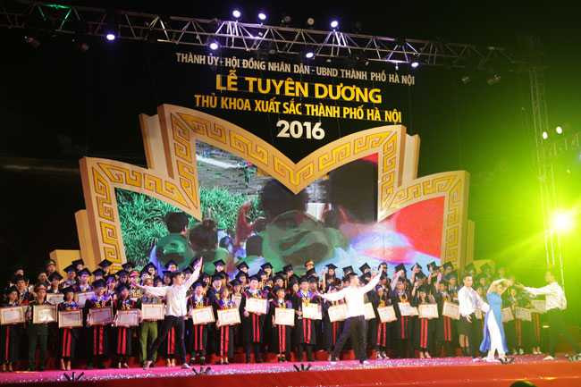 nhan sac xinh dep cua cac nu thu khoa duoc vinh danh hinh anh 1