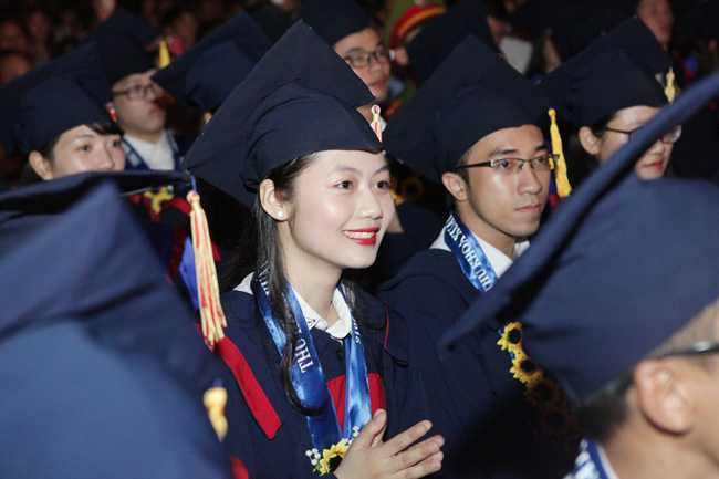 nhan sac xinh dep cua cac nu thu khoa duoc vinh danh hinh anh 3