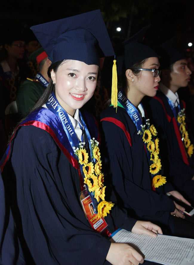 nhan sac xinh dep cua cac nu thu khoa duoc vinh danh hinh anh 6