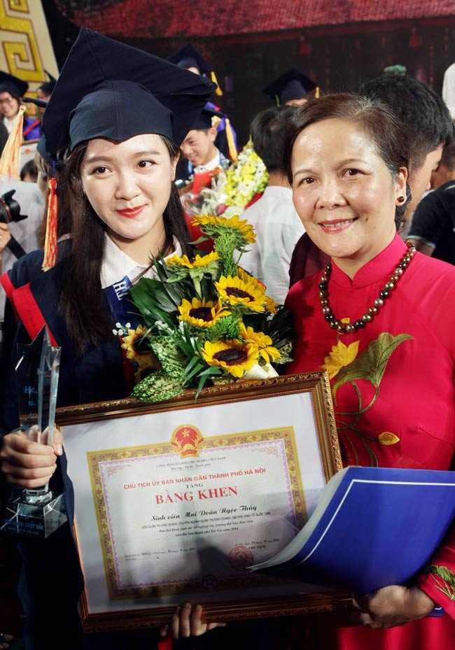 nhan sac xinh dep cua cac nu thu khoa duoc vinh danh hinh anh 11