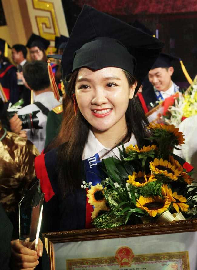 nhan sac xinh dep cua cac nu thu khoa duoc vinh danh hinh anh 10