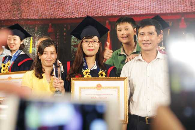 nhan sac xinh dep cua cac nu thu khoa duoc vinh danh hinh anh 9