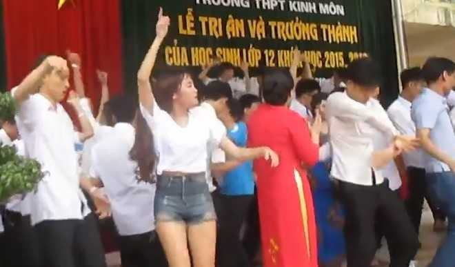 Thay tro nhay hon loan trong le tot nghiep gay tranh cai hinh anh 1