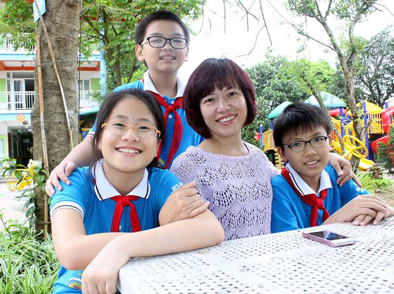 co-lan-anh-va-3-hoc-sinh