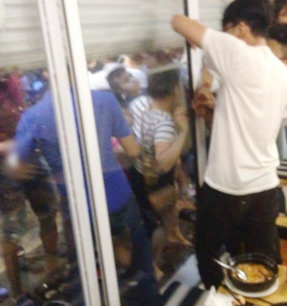 Bị nhìn 'đểu', hai cô gái đánh nhau náo loạn cả quán mỳ - ảnh 5