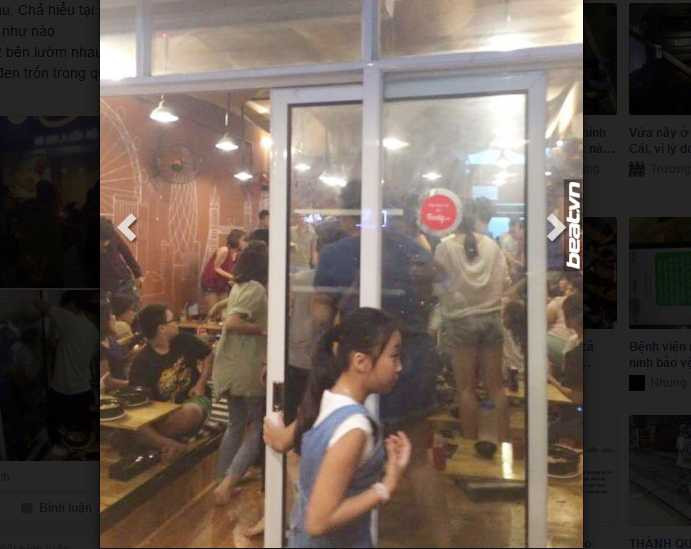 Bị nhìn 'đểu', hai cô gái đánh nhau náo loạn cả quán mỳ - ảnh 3