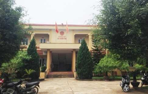 Chu tich xa bi doa chat chan, dot nha hinh anh 1