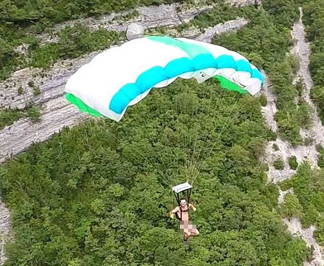 Mung sinh nhat bang cach khoa than nhay tu do cao 1.000 m hinh anh 2