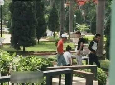 Co gai quy goi truoc ban trai giua duong pho Sai Gon hinh anh 2